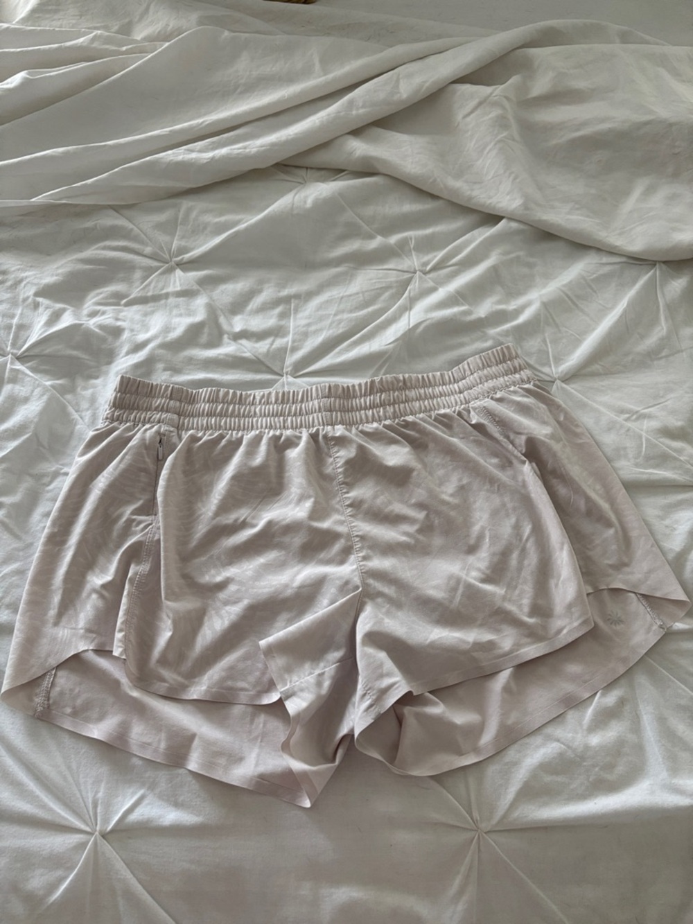 Athleta L Hustle 3 in inseam in bone/beige